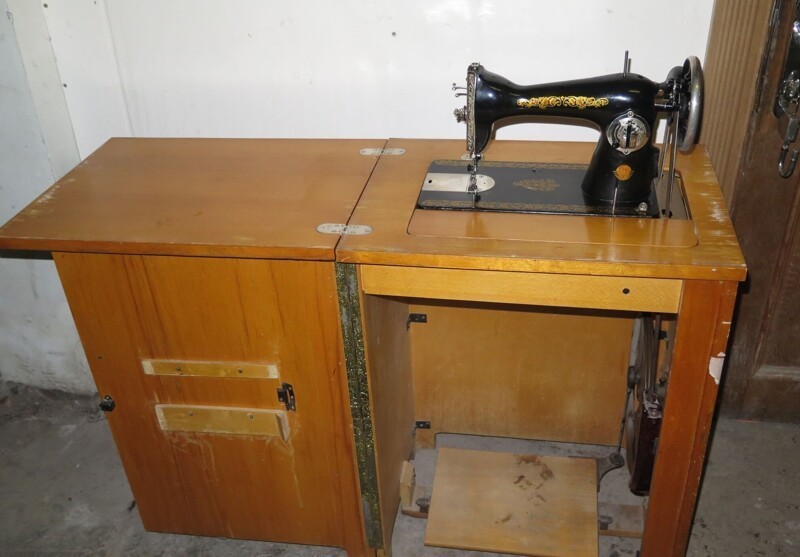 Швейная машинка ПМЗ с ножным приводом на тумбе