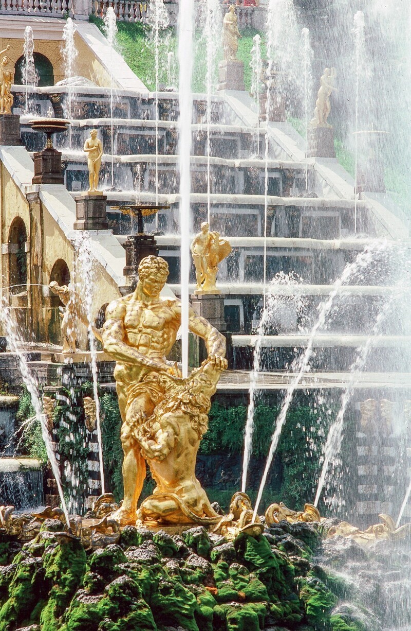 «Самсон» — центральный фонтан дворцово-паркового ансамбля «Петергоф».