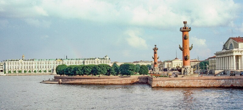 Вид на Ростральные колонны, Ленинград