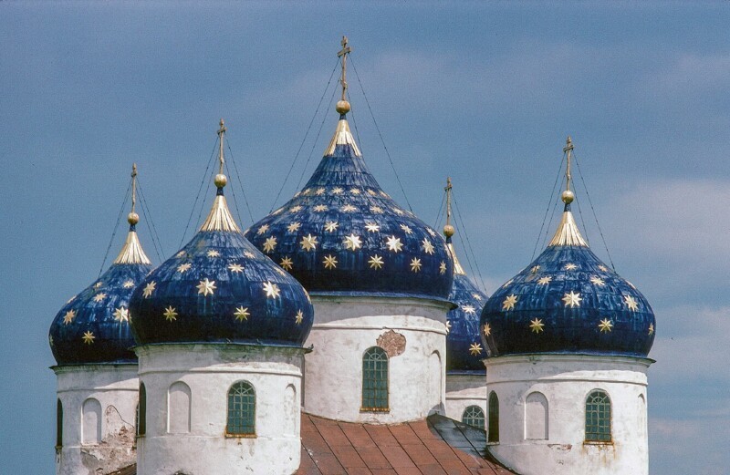 Купола Георгиевского монастыря под Новгородом