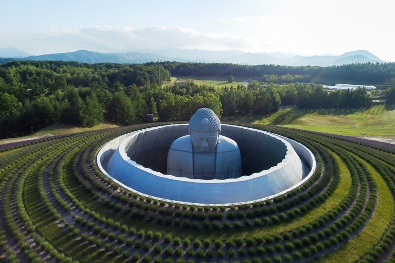 Холм Будды, Япония. Окружающий холм засажен 150 000 растений лаванды