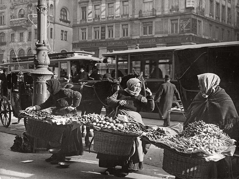 Женщины, продающие еду в Вене, Австрия, в 1901 году