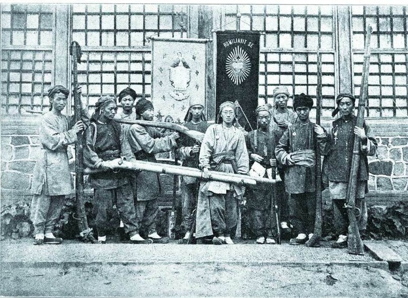 Мужчины демонстрируют большие и незаконные охотничьи ружья в Северном Китае в 1900 году