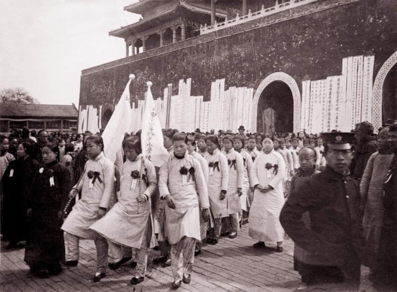 Женщины протестуют против права голоса в Пекине, Китай, в 1909 году