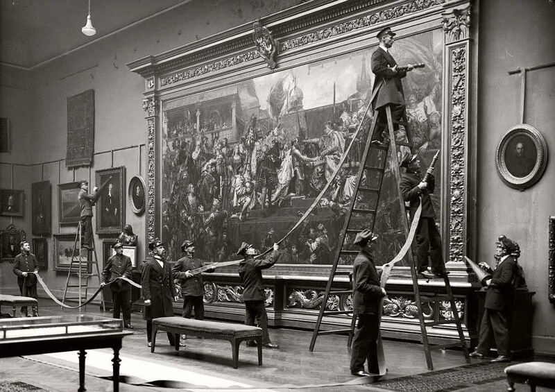 Сотрудники музея готовятся очистить картину в Варшаве, Польша, в 1930 году