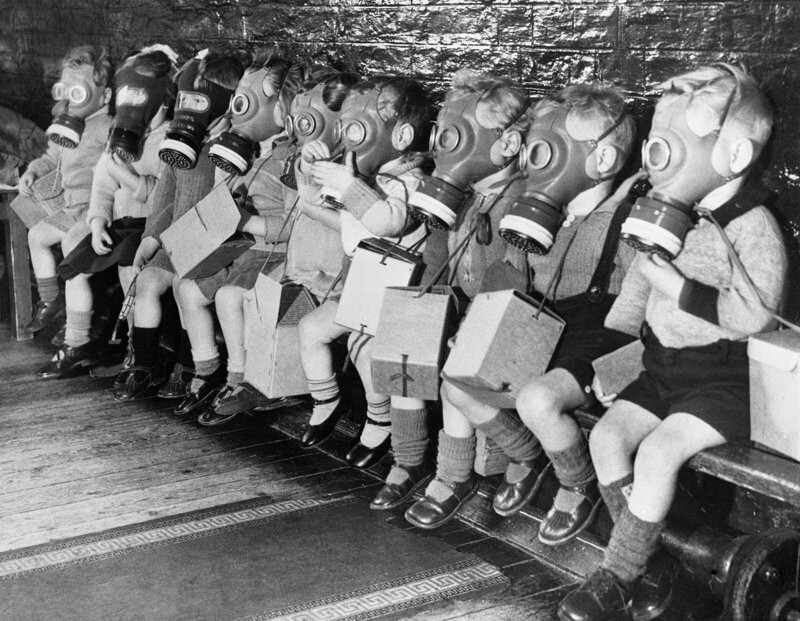 Малыши носят противогазы во время учения где-то в Англии в 1941 году
