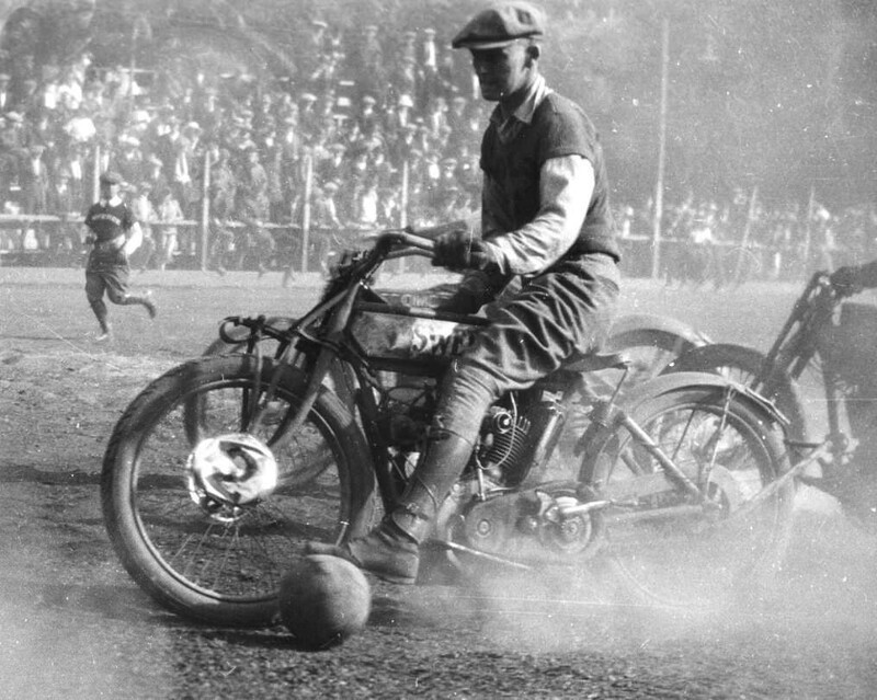 Оклендский мотоциклетный клуб играет в мотоциклетный футбол в Окленде, Калифорния, США в 1924 году