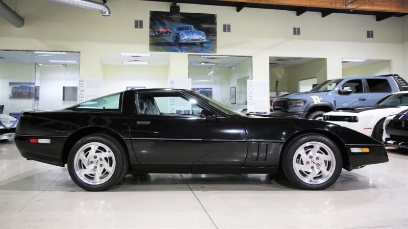Два совершенно новых Corvette начала 1990-х продают в Лос-Анджелесе