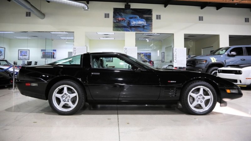 Два совершенно новых Corvette начала 1990-х продают в Лос-Анджелесе