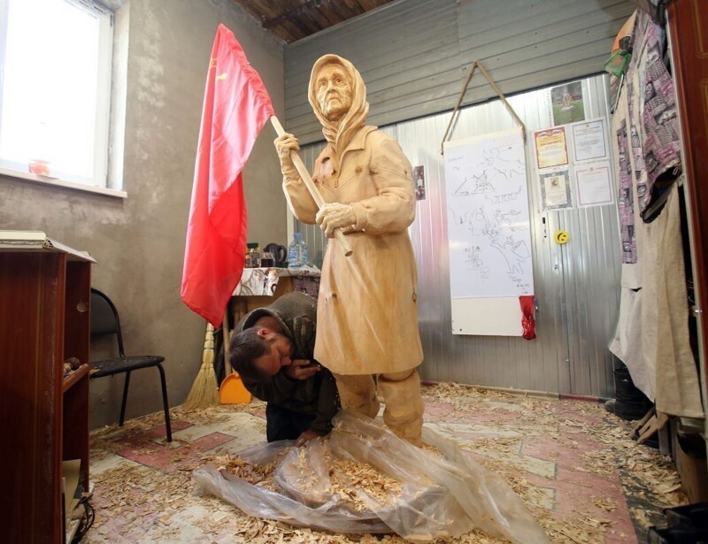 Воронежский скульптор Александр Ивченко вырезал из дерева украинскую бабушку