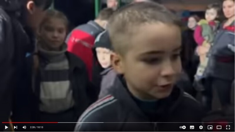 Боевики «Азова» опубликовали видео с женщинами и детьми