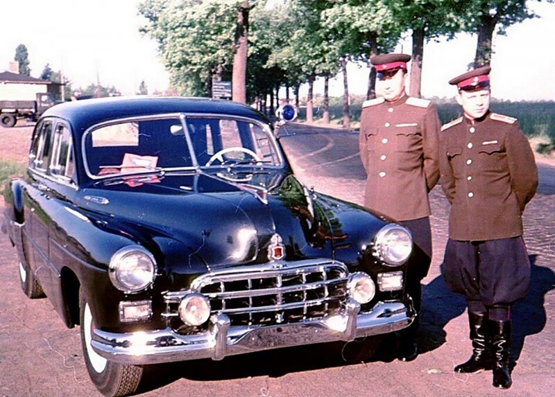 Офицеры группы советских войск в Германии у служебного автомобиля ГАЗ 12 ЗИМ. Фото 1954 года из архива коменданта Берлина генерал-майора Дибровы Петра Акимовича