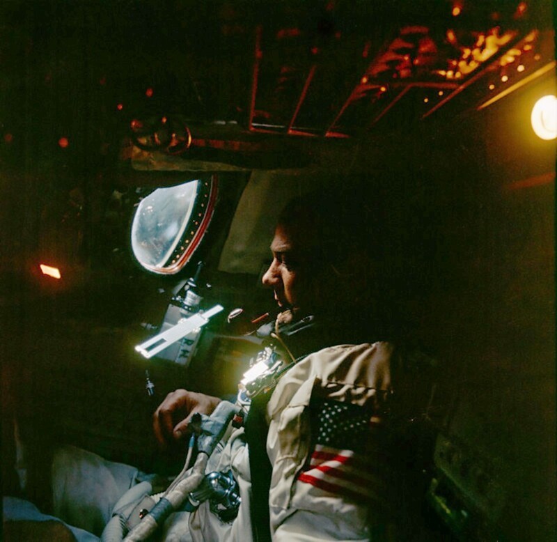 Астронавт Эдвин Э. Олдрин с курительной трубкой и логарифмической линейкой, плавающей рядом внутри космического корабля, во время миссии Gemini XII. 1966 год