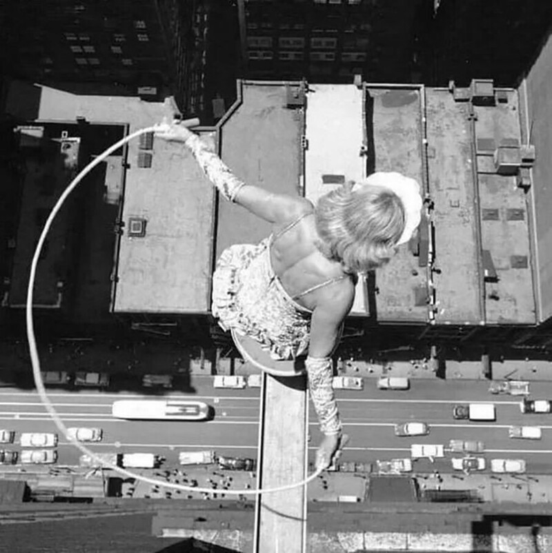 Воздушная гимнастка Бетти Фокс прыгает через скакалку, без страховки, на высоте 20 этажей в Чикаго, штат Иллинойс, 1955 год