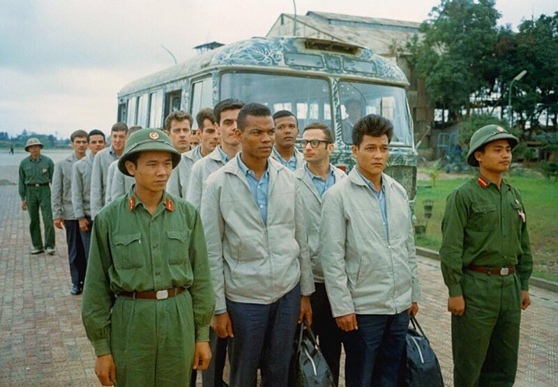 Американские военнопленные перед освобождением в Ханое, Вьетнам, 16 марта 1973 год