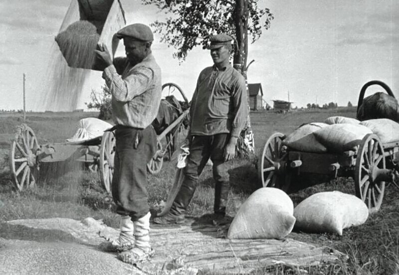 «Бедный и зажиточный». Фото Аркадий Шишкин, 1928 год, Вятская губерния