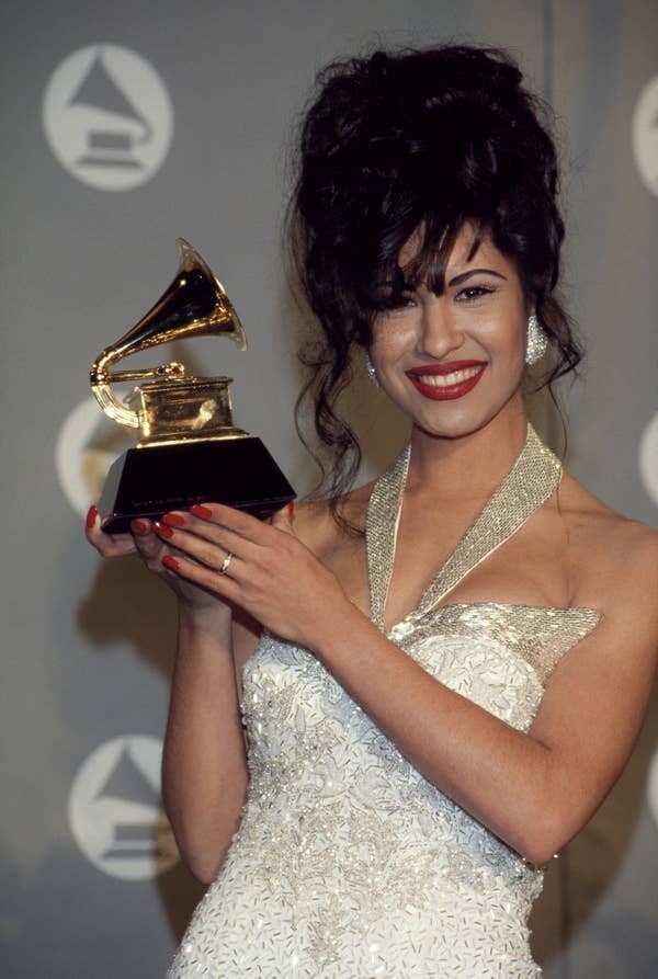 5. Певица Селена (Selena), которую называли "Королевой музыки техано", и Дженнифер Лопез в фильме "Селена" (1997)