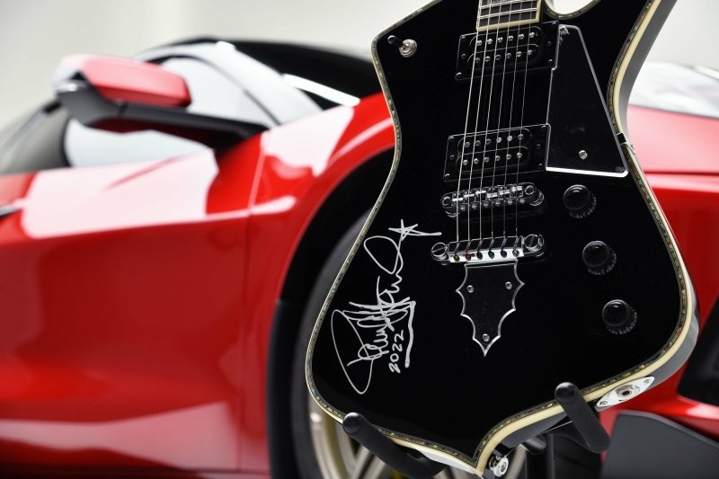 Фронтмен KISS Пол Стэнли выставит на аукцион кабриолет Chevrolet Corvette в комплекте с гитарой