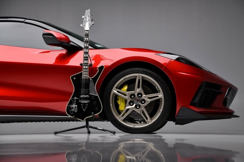 Фронтмен KISS Пол Стэнли выставит на аукцион кабриолет Chevrolet Corvette в комплекте с гитарой