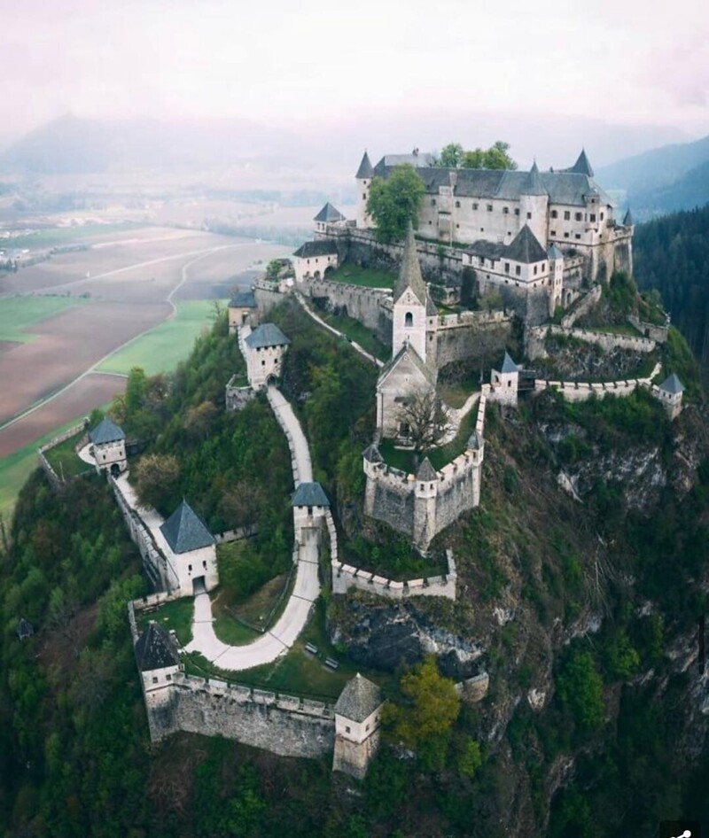 Замок Хохостервиц, построенный на доломитовой скале высотой 160 метров в Каринтии, Австрия. Первое упоминание о замке относится к 860 году. В 1571 году его приобрела семья Кевенхюллер, которая владеет им до сих пор