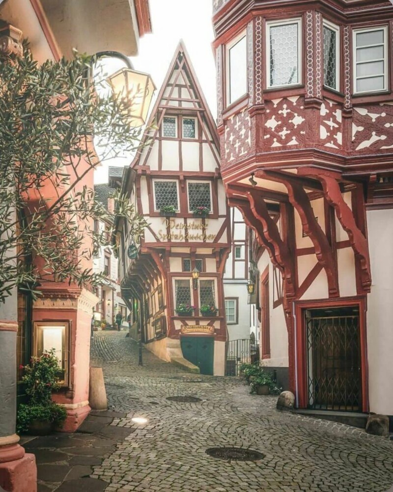 Необычный дом Spitzhäuschen, построенный в 1416 году в Бернкастель-Кус, Германия