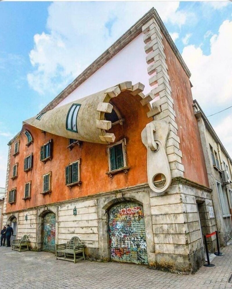 Здание с "молнией", Милан