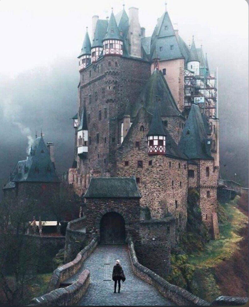 Замок Эльц в Вирсхеме, Германия. Он уже более 850 лет принадлежит одной семье - Эльц