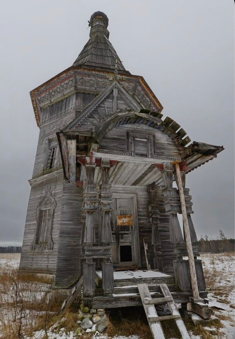 Заброшенная церковь, Каргополь, Россия