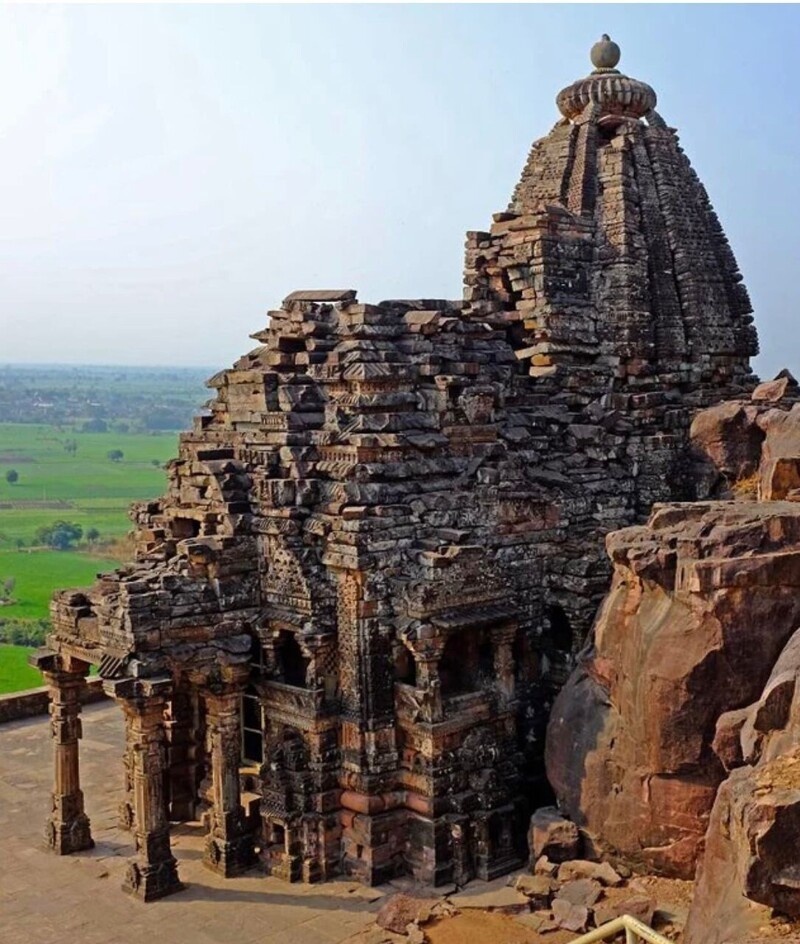 Храм Маладеви в городе Видиша Гьяраспур, Индия. Это высеченный в скале храм, который восходит к IX веку