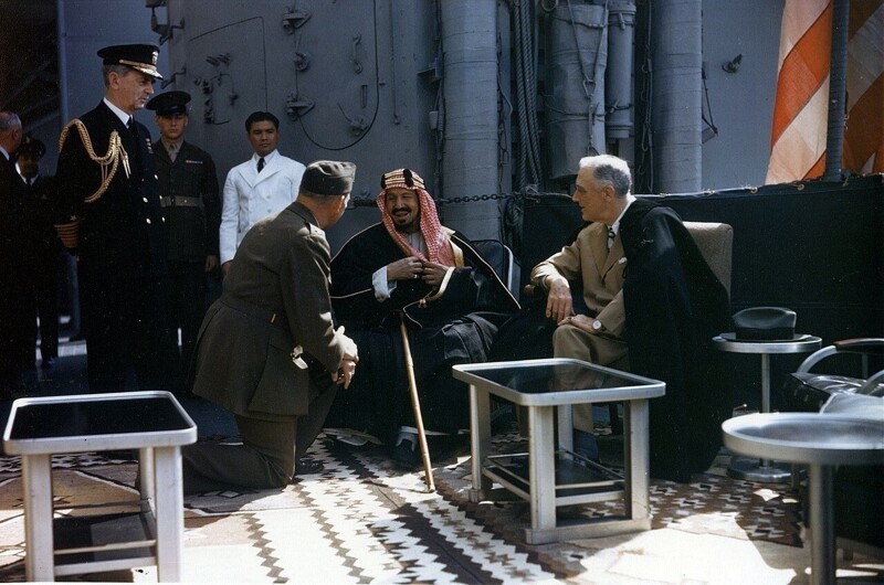 Король Саудовской Аравии Ибн Сауд на переговорах с президентом США Франклином Рузвельтом на борту крейсера «Куинси», 14 февраля 1945 года