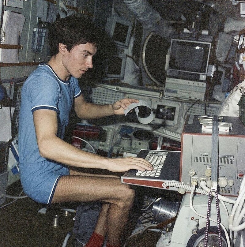 Сергей Крикалёв - российский космонавт, который отправился в космос в 1991г., незадолго до распада СССР.  Он провел 10 месяцев в космосе. Когда он вернулся на месте СССР была уже другая страна.