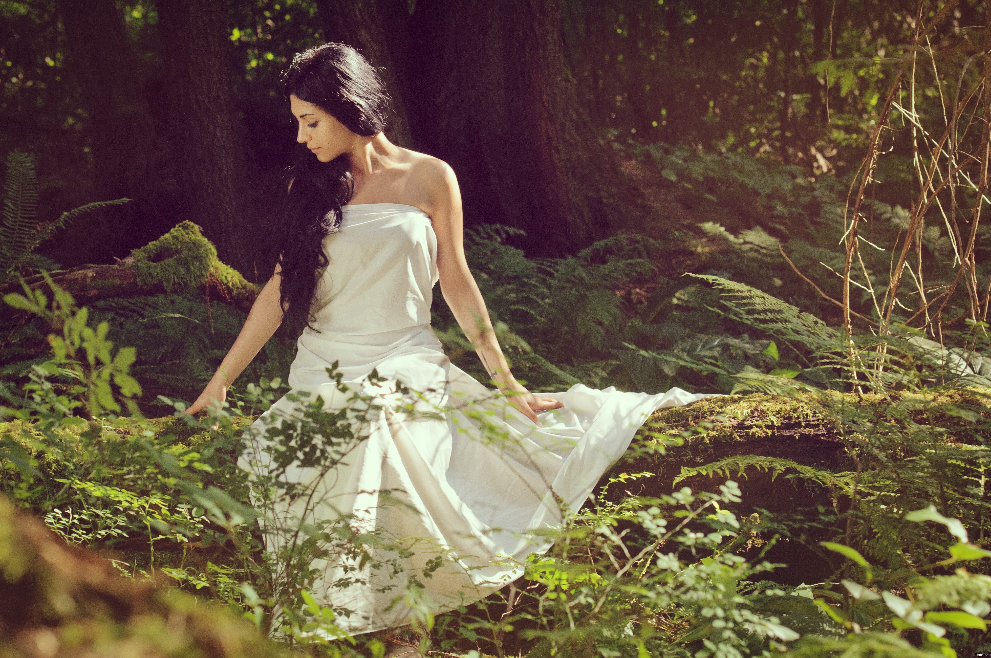 Молодая нежная брюнетка. Фотосессия в лесу. Фотосессия в лесу в белом платье. Девушка в платье красивая. Девушка в длинном платье.