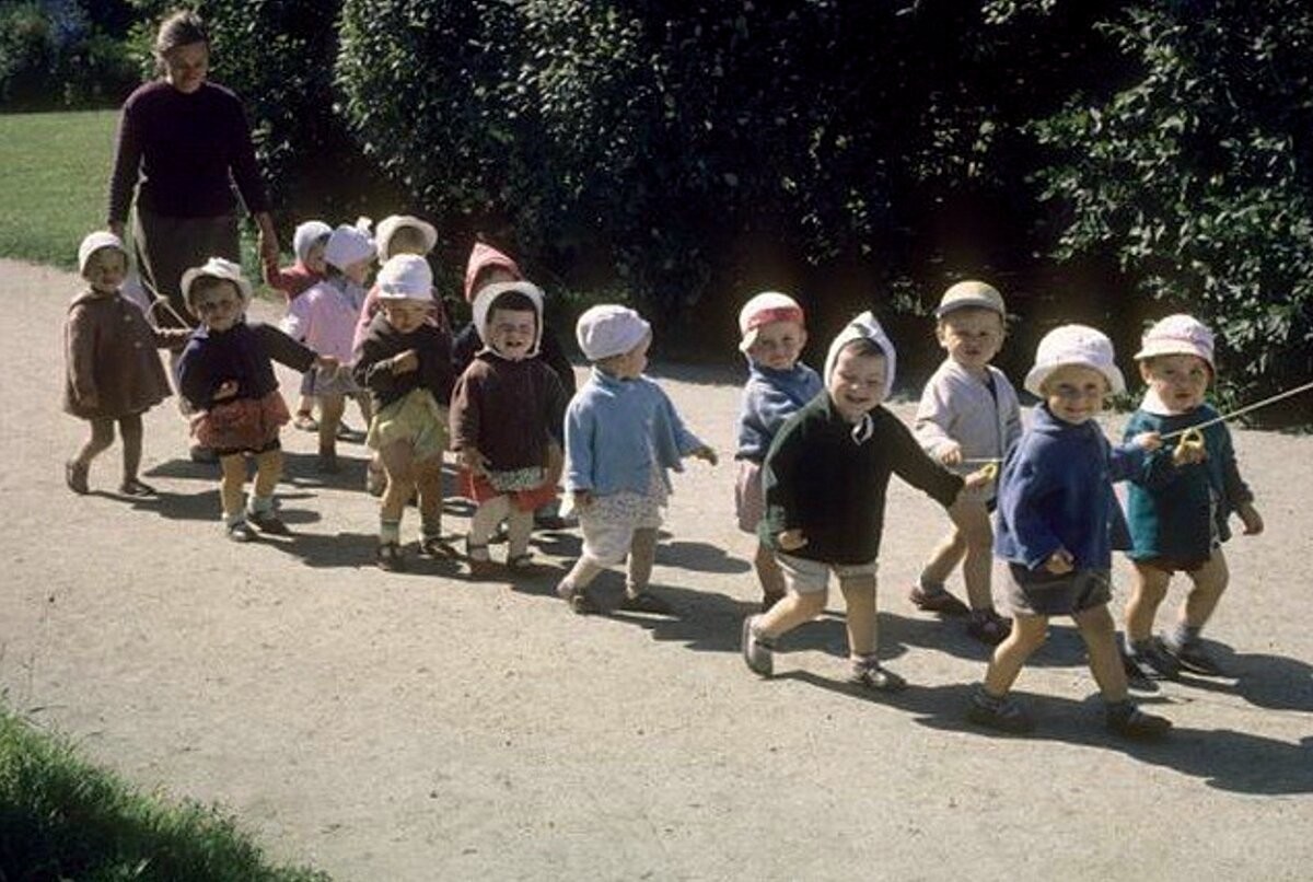 Сколько детей ходит в садик. Прогулка в детском саду. Дети в детском саду. Советский детский сад на прогулке. Советские дети в саду на прогулке.