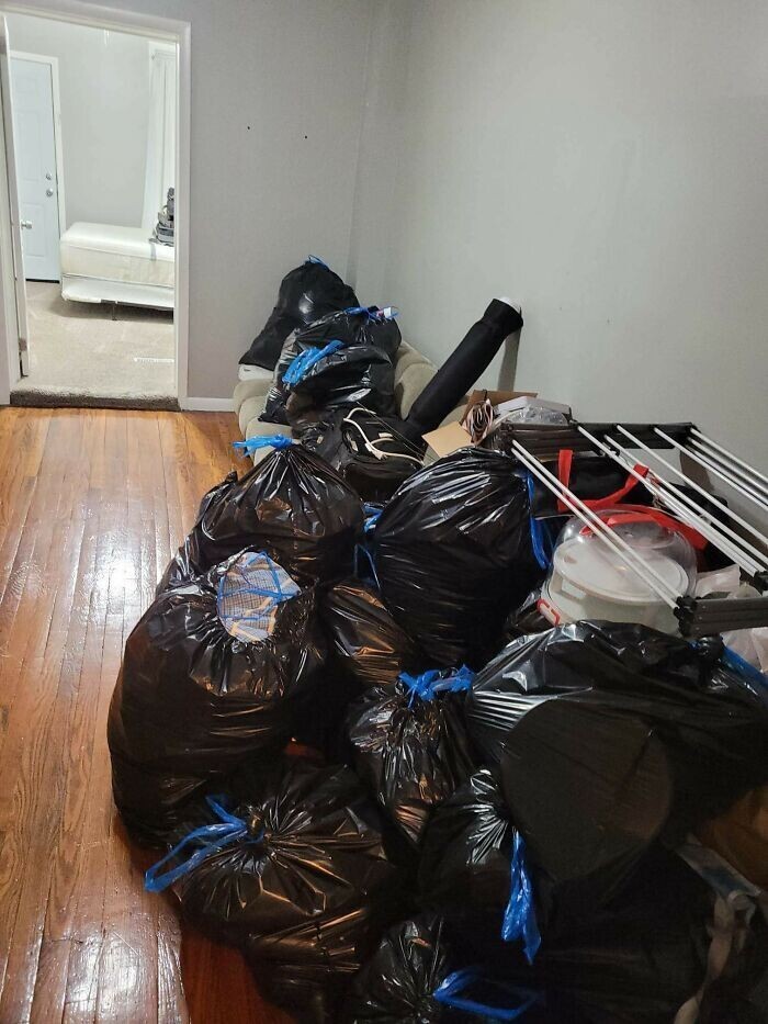 1. "После изнурительного рабочего дня голодный возвращаюсь домой вечером и нахожу все свои вещи в мешках для мусора. Оказывается, уборщицы, которых послал мой арендодатель, убрали не ту квартиру"