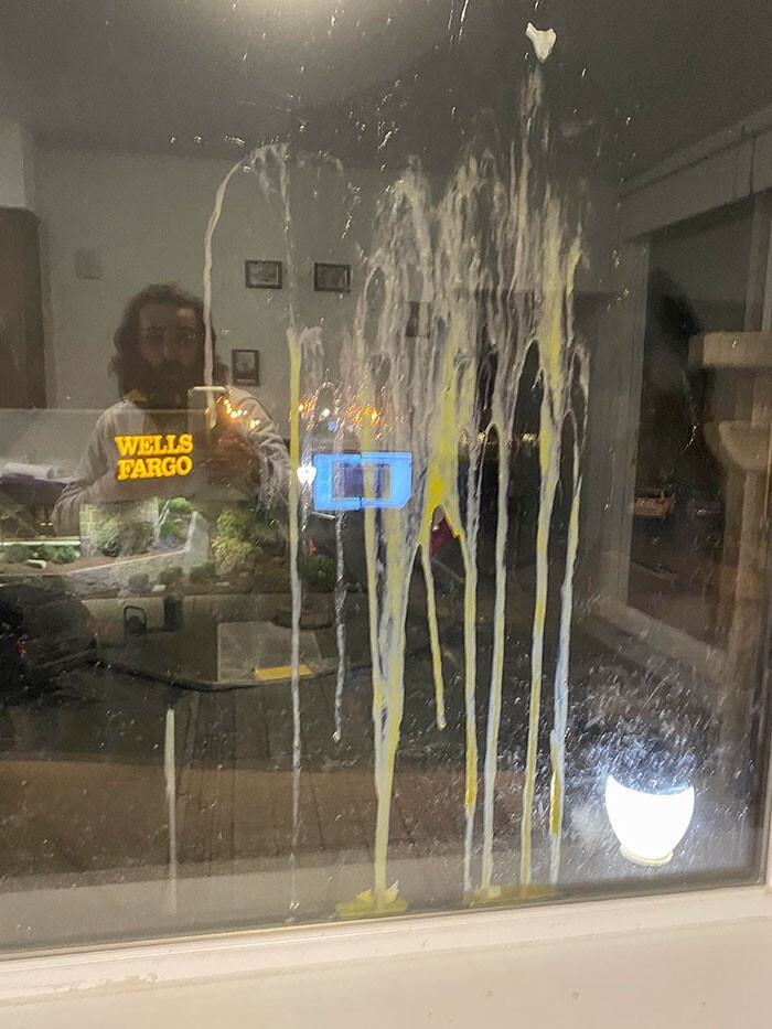 22. "Я учитель средней школы, и окно моей квартиры только что забросали яйцами. Я думал, что они меня любят..."