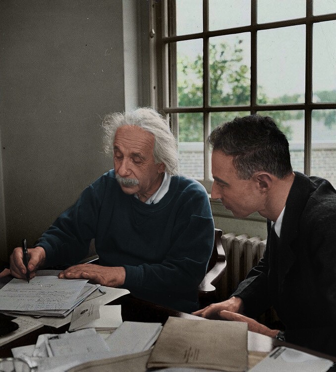 Физик-теоретик Роберт Оппенгеймер и Альберт Эйнштейн, 1947 год