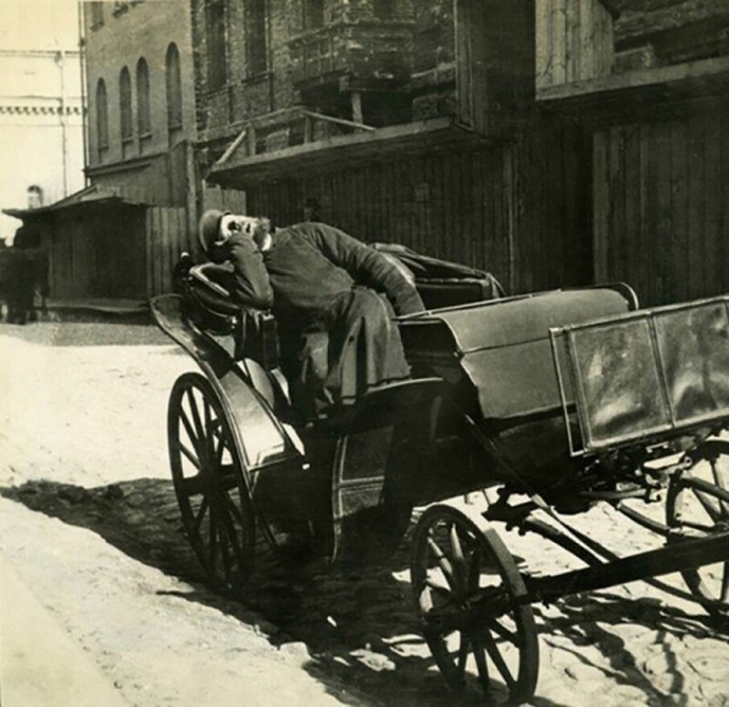 Спящий извозчик, Российская империя, 1910 год