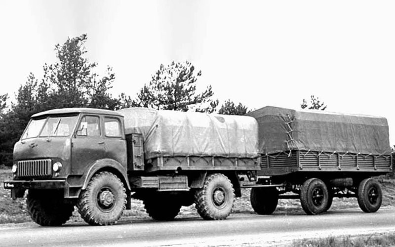 МАЗ-505 мог буксировать прицепы грузоподъемностью до 9 тонн