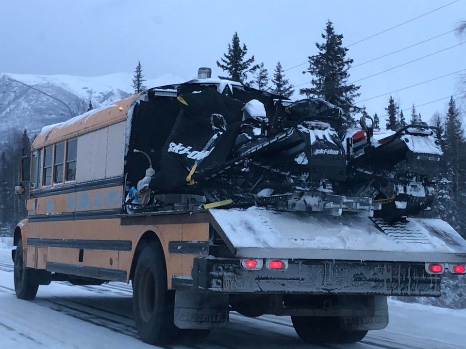 Школьные автобусы возят с собой снегоходы на случай буксировки