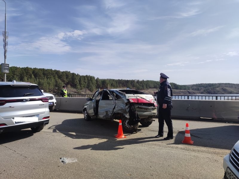 Авария дня. Молодой "гонщик" устроил серьёзное ДТП на мосту в Каменске-Уральском