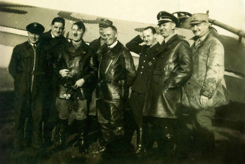 Фотография, изъятая у Г. Баура при аресте «После полета во время избирательной кампании. 2 сентября 1932 г.». Ганс Баур в центре в летном костюме