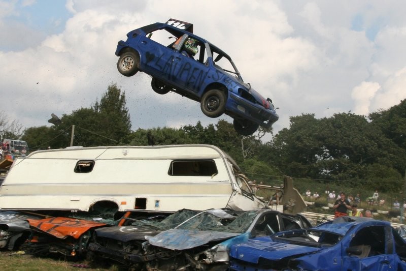 Безумные соревнования по прыжкам на автомобилях из Великобритании