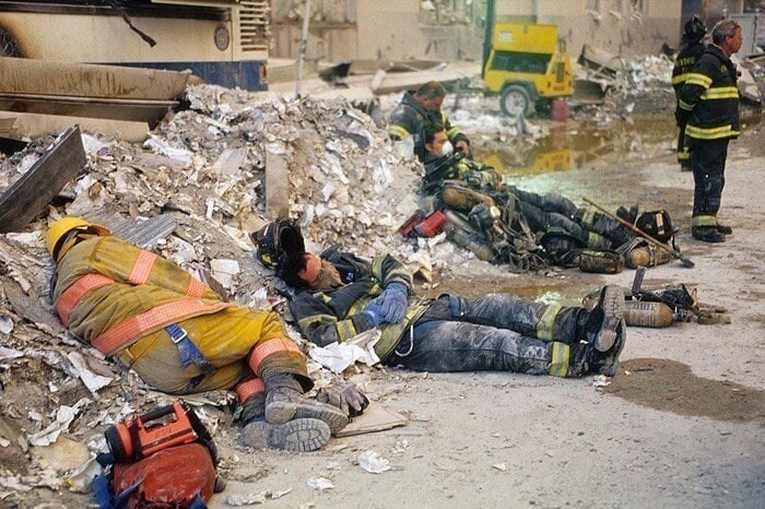 1. Пожарные отдыхают в обломках Всемирного торгового центра возле Черч-стрит. Нью-Йорк, 12 сентября 2001 года