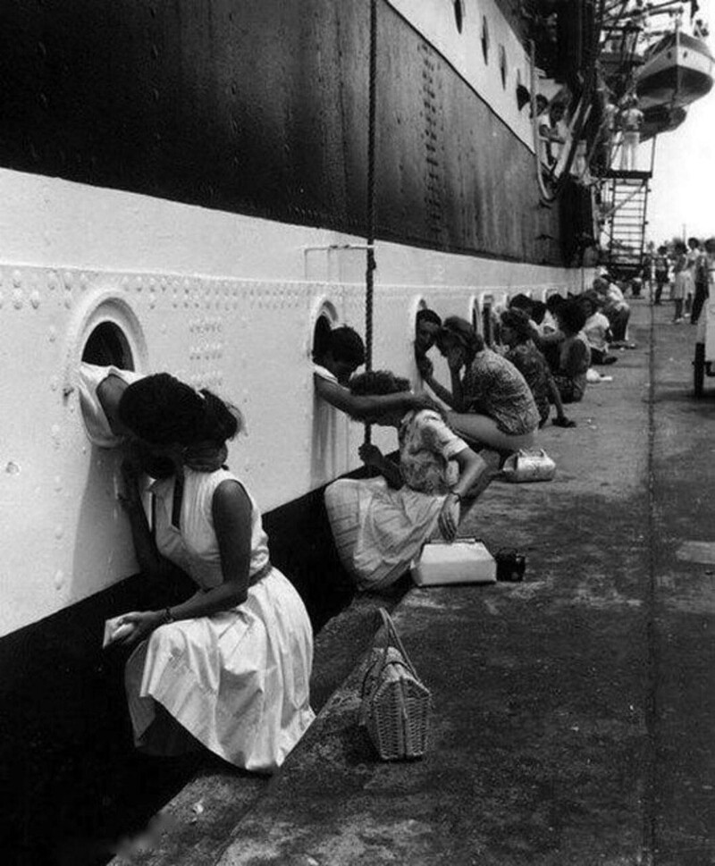 8. Члены экипажа итальянского парусника "Америго Веспуччи" прощаются со своими девушками и женами перед отплытием. Неаполь, 1963 год.