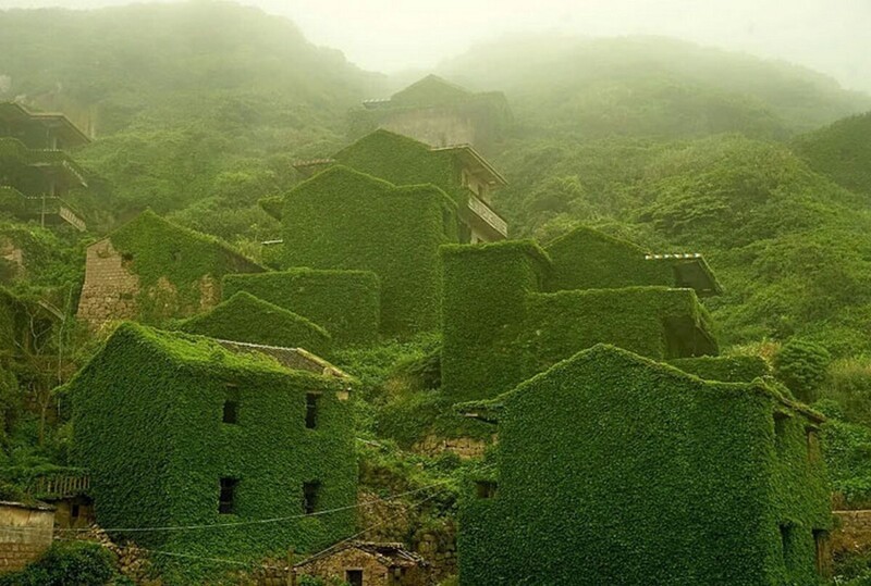 Рыбацкая деревня Хотоувань в Китае была заброшена в 1990-х годах, и природа вернула ее себе