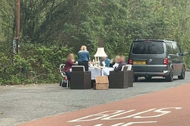 Пикник на обочине: британцы накрыли изысканный стол на глазах озадаченных автомобилистов