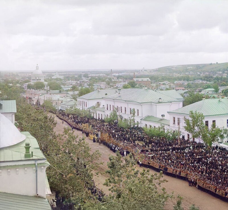 Вид с колокольни Троицкого собора на Соборную площадь Белгорода во время торжеств прославления Святителя Иоасафа Белгородского.