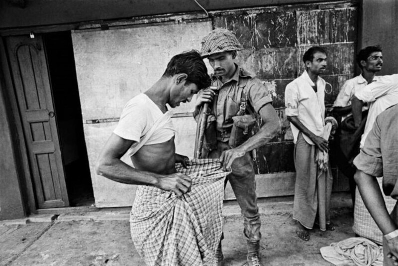 Пакистанский солдат проверяет, обрезан ли мужчина (мусульманин или индус) во время войны за независимость Бангладеша, 1971-й год