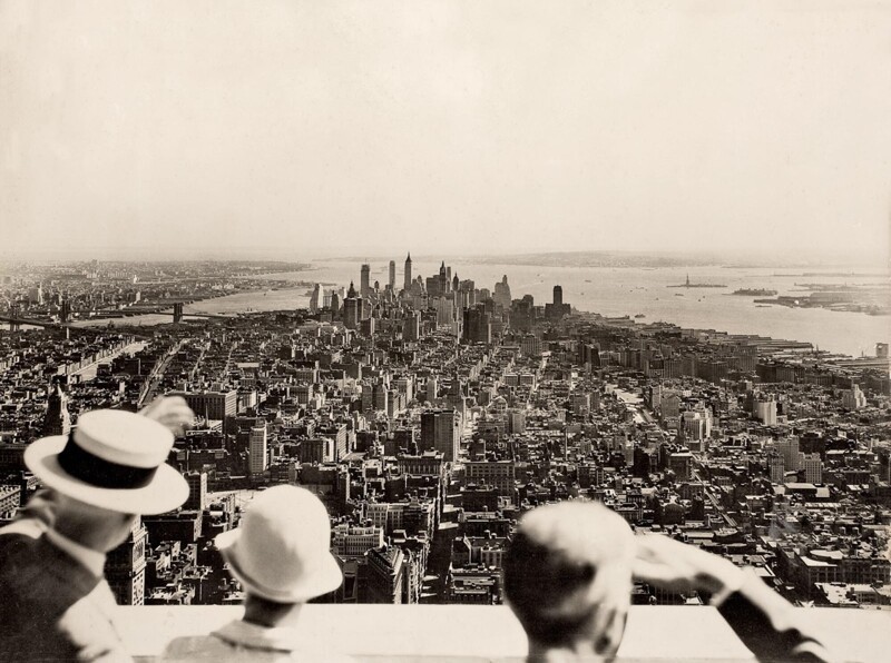 Вид с вершины Эмпайр-стейт-билдинг в день его открытия, Нью-Йорк, 1 мая 1931 года