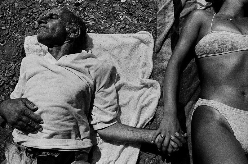 Светотерапия на пляже греческого острова Лерос. Пациент и его опекунша наслаждаются солнцем, 1994 год